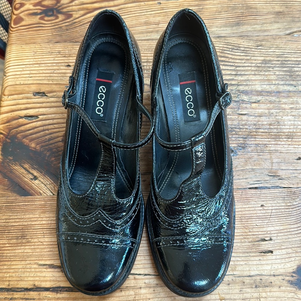 Ecco black patent leather shoes size 8.5 (39)